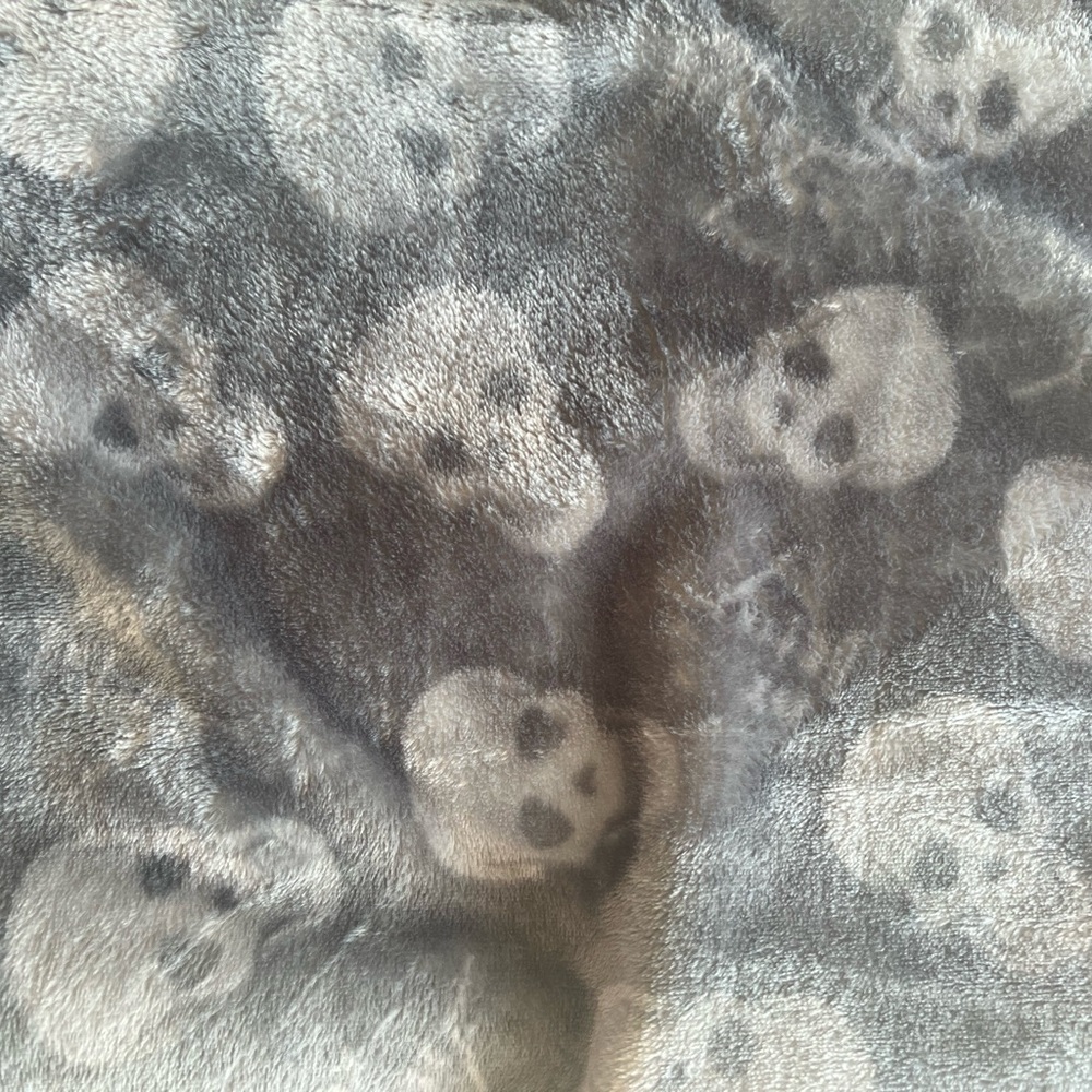 Betsey Johnson Skull Throw - Picture 2 of 3